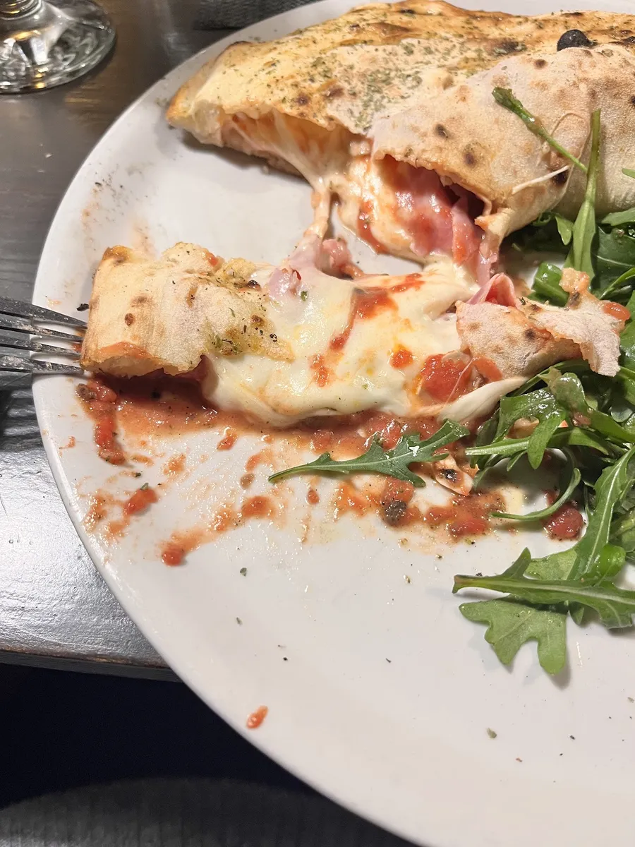 Calzone Vesuvio, de la carta de Il Tizzone