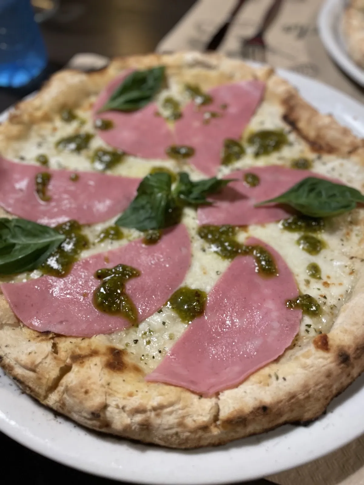 Pizza La Mortazza, con mortadela, burrata y pesto de pistacho
